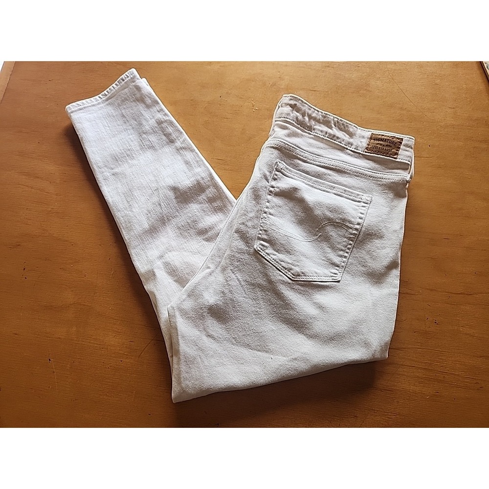 Signature by Levi's Womens mid-rise skinny cropped white jeans, size 16‎